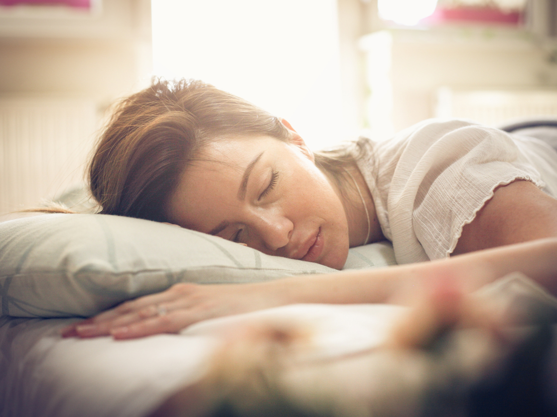 So kannst du deinen REM-Schlaf verbessern